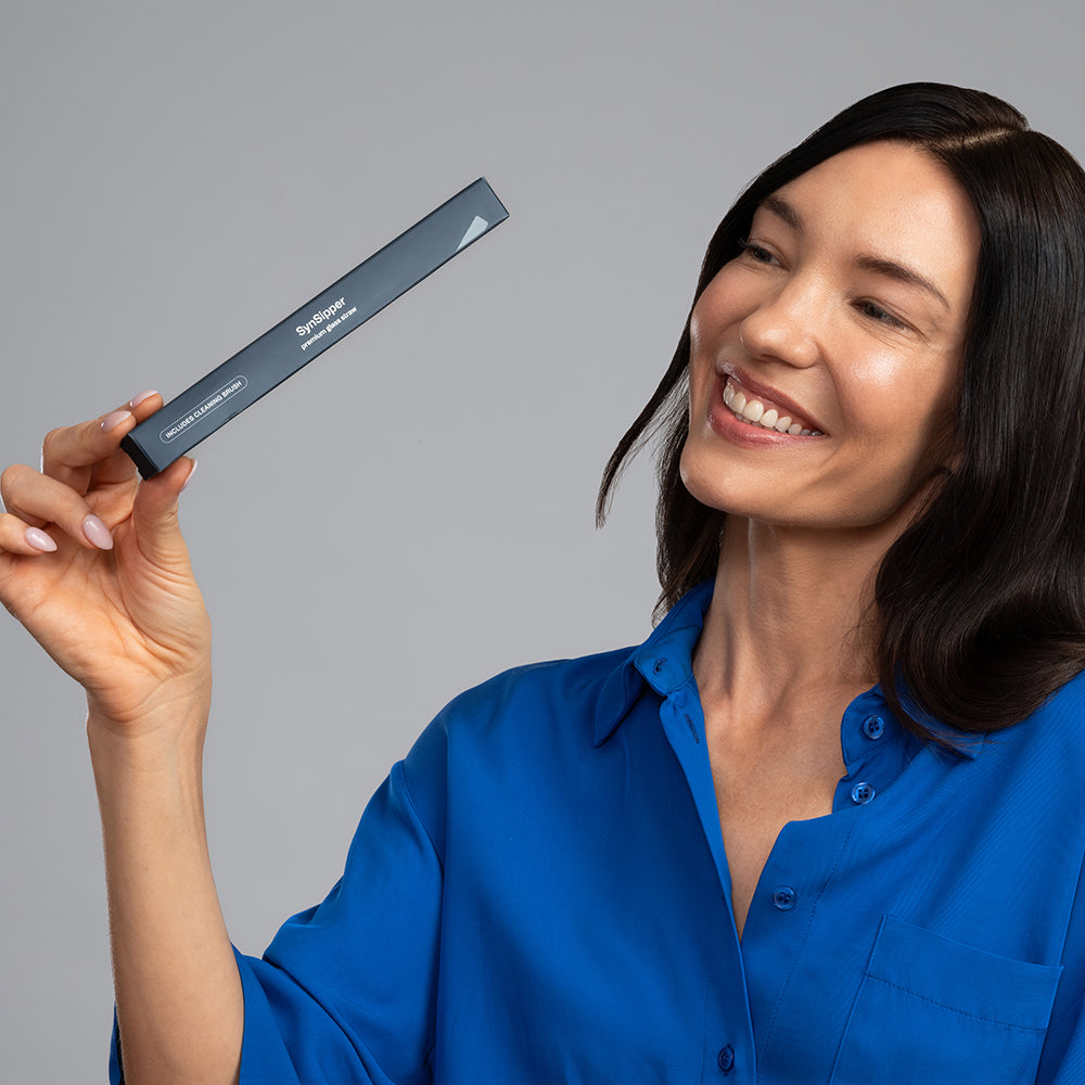 Model holding SynSipper