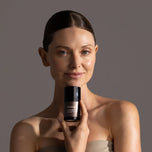 Model holding Synergie Skin TriDration B