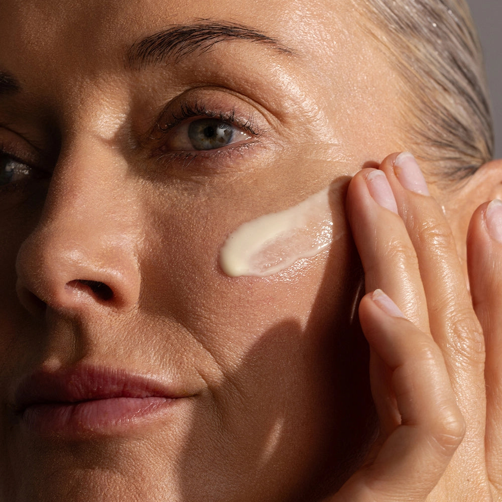 Model applying Effica C onto their face