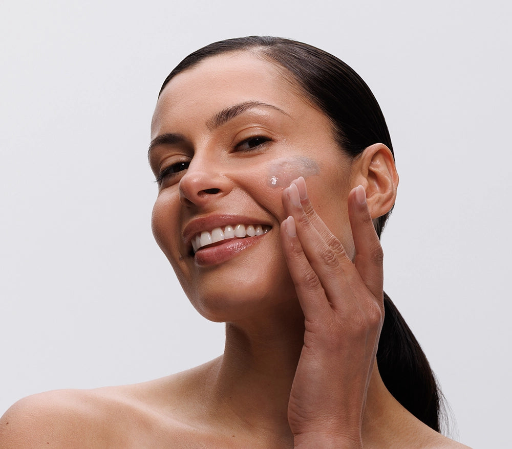 Model Applying AlgiZome to face