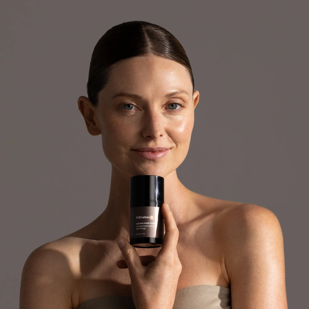 Model holding Synergie Skin TriDration B